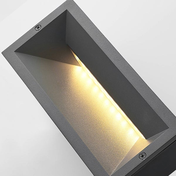 Rechteckige LED-Außenwandleuchte aus grauem Metall mit warmweißem Lichtschein.