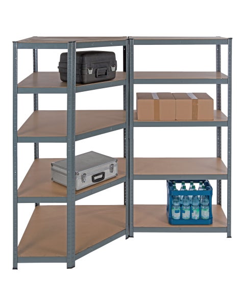 Schwerlastregal Eckkombination aus Metall mit fünf Holzböden, organisiert mit Werkzeugkoffern, Kartons und einer Getränkekiste.