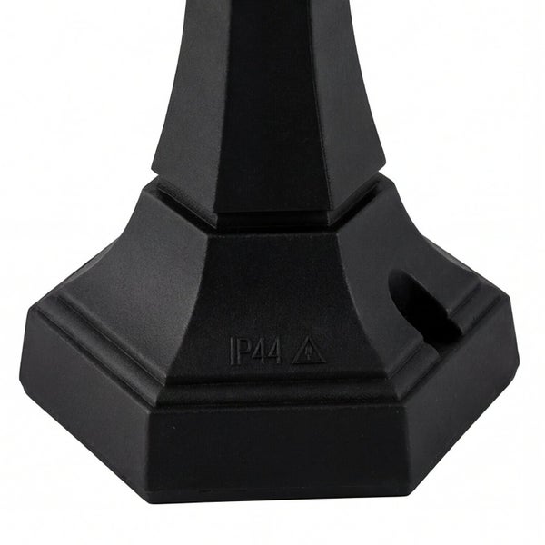 Detailaufnahme des schwarzen Sockels einer Außenleuchte mit Schutzart IP44.
