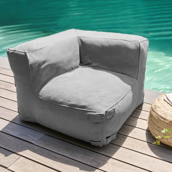 Grauer Outdoor-Sitzsack aus wetterfestem Textil auf einer Holzterrasse am Pool.