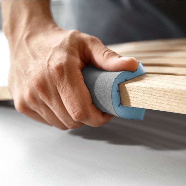 Hand schleift Holzkante mit Schleifklotz