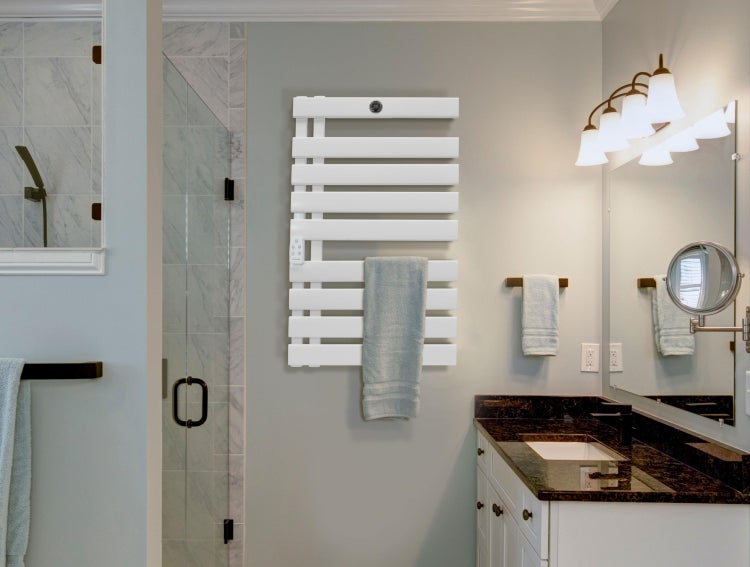 Badezimmer mit beheiztem Handtuchhalter, Waschtisch und Dusche