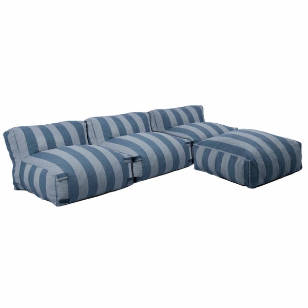 Modulares Outdoor-Lounge-Set mit blau gestreiftem Stoff bestehend aus drei Sitzmodulen und einem Hocker.