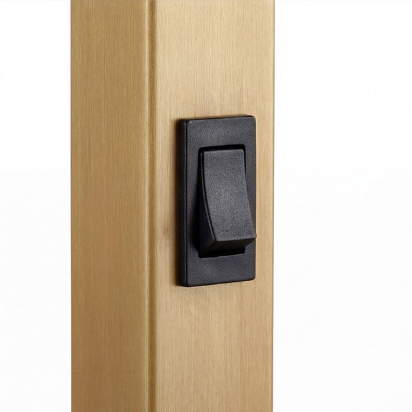 Schwarzer Wippschalter, montiert an einem Pfosten mit goldener Metalloberfläche.