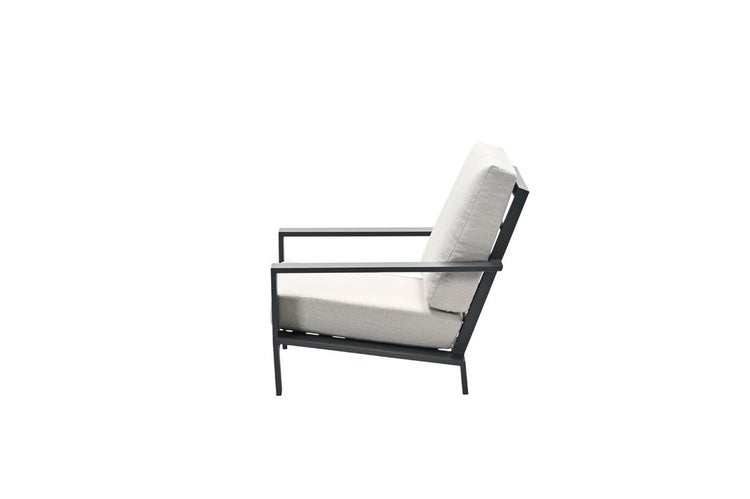 Moderner Garten-Loungesessel mit Metallrahmen sowie Sitz- und Rückenkissen in Seitenansicht.