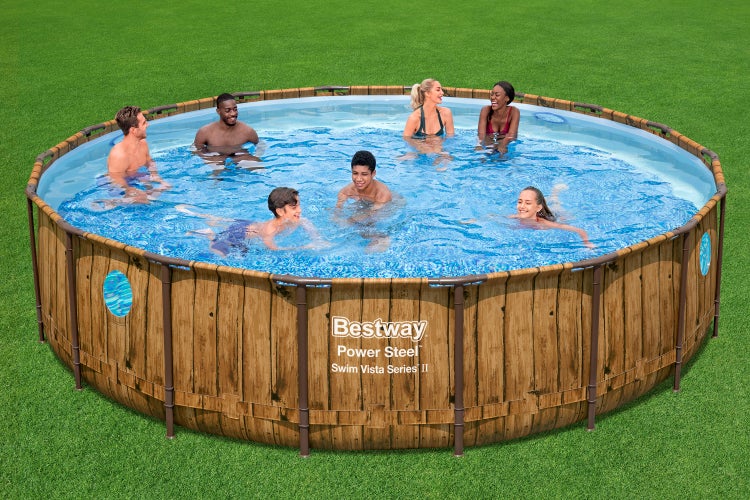 Bestway Power Steel Swim Vista Series II Aufstellpool rund in Holzoptik mit Sichtfenstern, Personen schwimmen im Pool auf einer Rasenfläche.