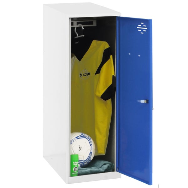 Spind mit geöffneter Tür, Fußballtrikot, Ball und Deo