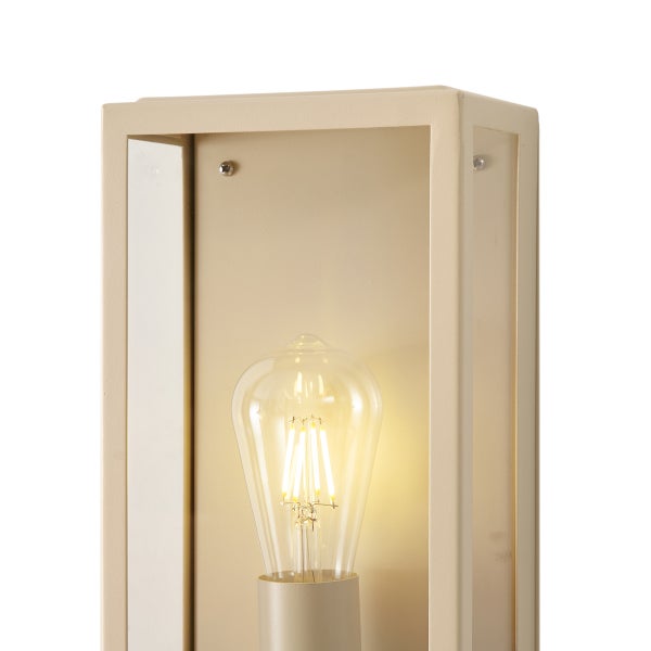 Wandleuchte aus Metall und Glas in Beige mit eingeschaltetem LED-Filament-Leuchtmittel.