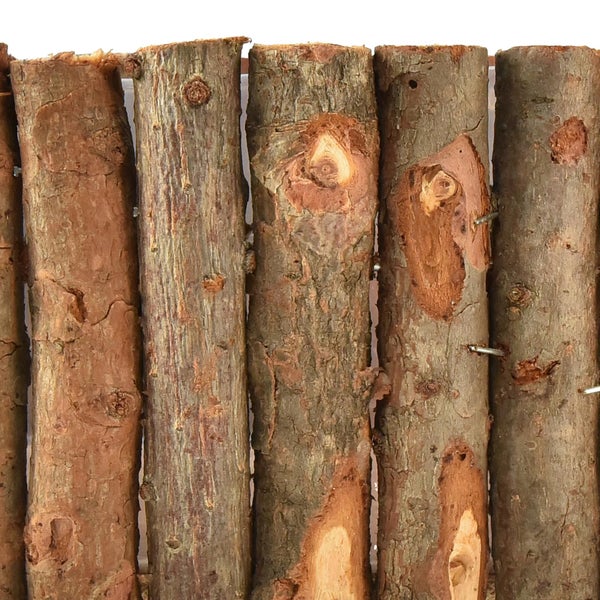 Detailansicht eines Holzzauns aus Baumstämmen