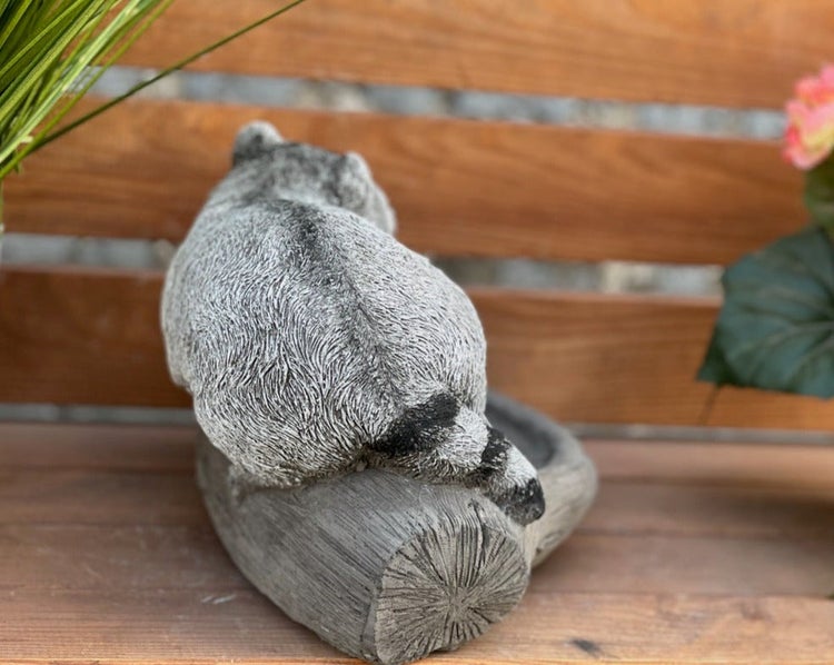 Gartenfigur Waschbär auf einem Baumstamm, Rückansicht