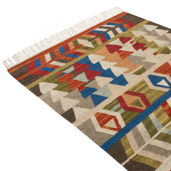 Webteppich mit buntem geometrischem Muster im Ethno-Stil und hellen Fransen.