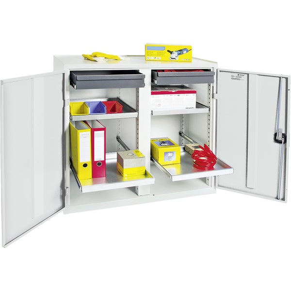 Blühender Strauch mit grünen Blättern im Garten.