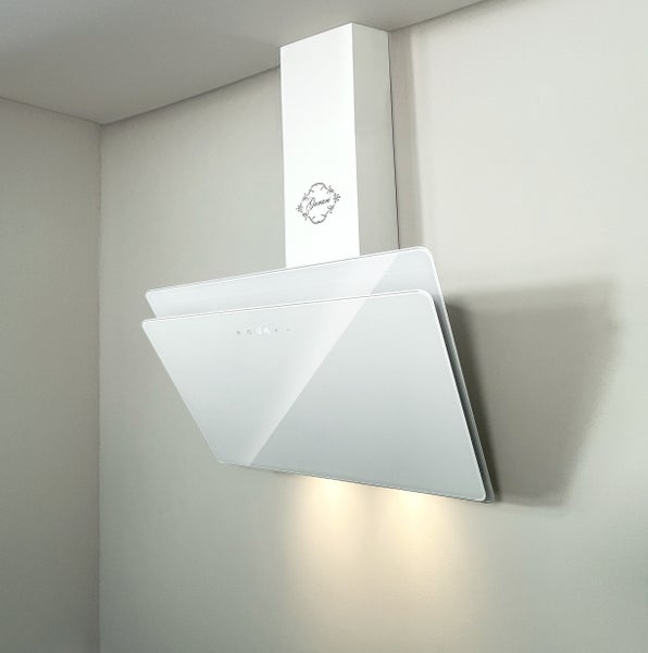 Wandhaube Gurari mit schrägem Design, integrierter Beleuchtung und Bedienfeld.