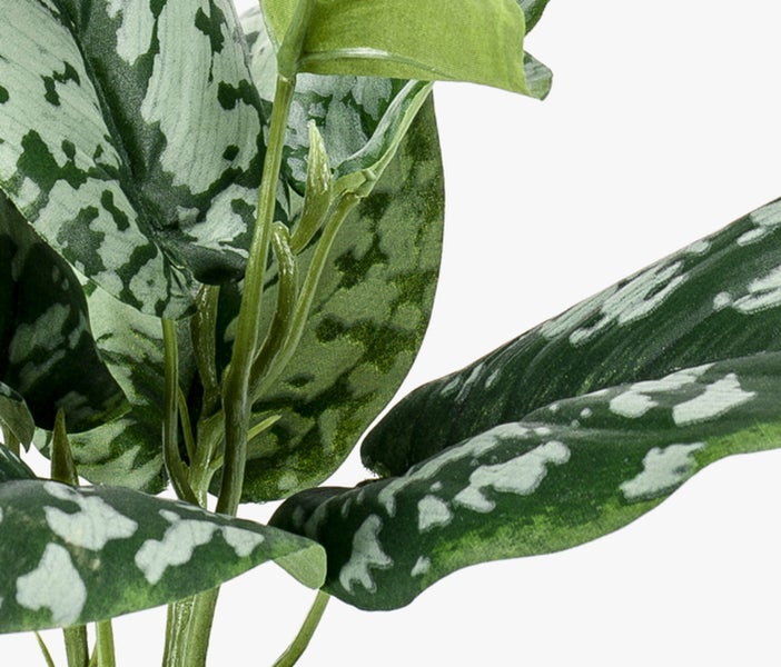 Künstliche Rose in Pfirsichfarben mit großer Blüte, langem grünem Stiel und grünen Blättern.