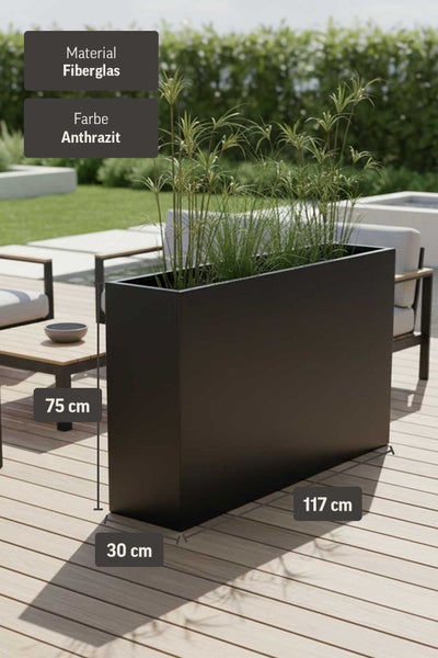 Pflanzgefäß aus Fiberglas in Anthrazit auf einer hellen Terrasse. Maße: 117 Zentimeter Länge, 75 Zentimeter Höhe, 30 Zentimeter Breite.