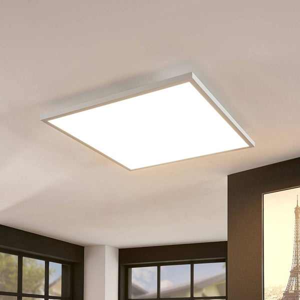 Modernes, flaches LED-Panel aus Metall und Kunststoff, quadratisch, hell leuchtend an der Decke montiert. Minimalistischer Stil in hellem Raum.