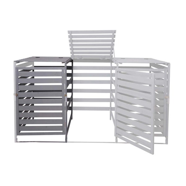 Drei Mülltonnenboxen aus Holz mit Lattenstruktur, eine Tür ist offen