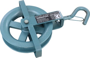 Eine Seilrolle mit Haken aus Metall zum Heben von Lasten mit Handaufzug.