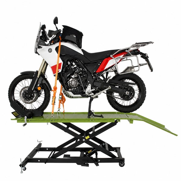 Motorrad-Hebebühne mit Scherenmechanismus und Auffahrrampe, ein Motorrad ist mit Spanngurten auf der Plattform fixiert.