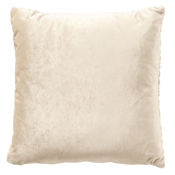 Helles Esszimmer mit Holztisch und braunen Trinkgläsern