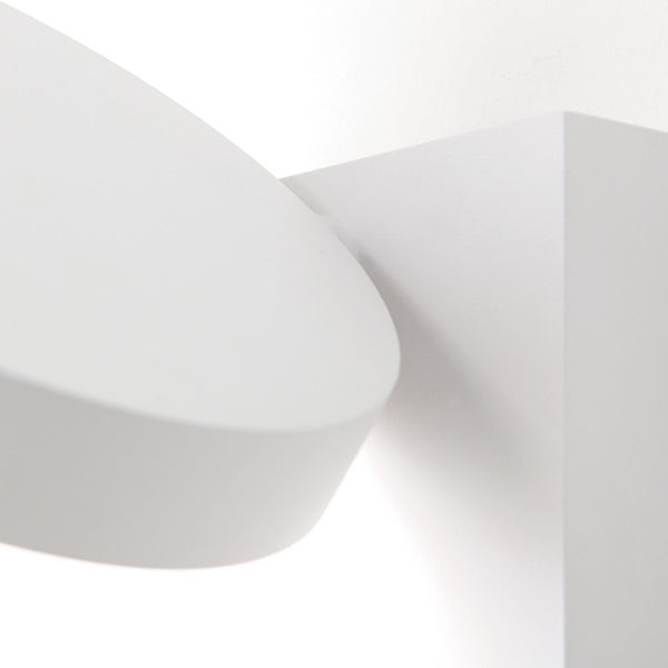Detailansicht einer modernen Wandleuchte aus Gips mit rundem, verstellbarem Element und rechteckiger Basis.