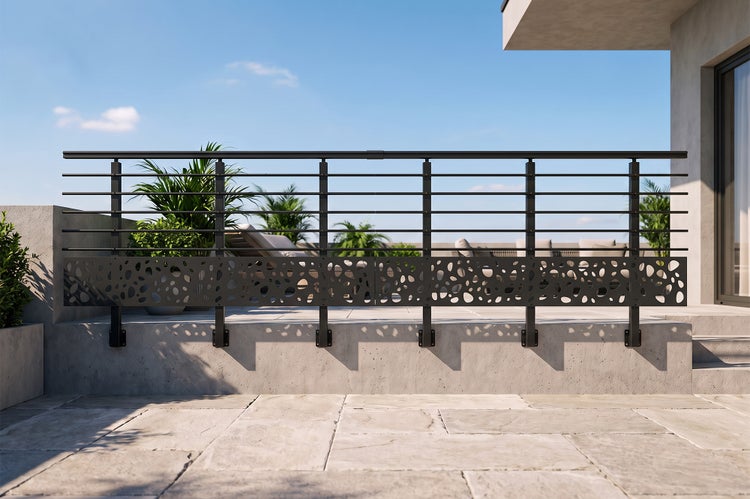 Modernes Balkongeländer aus Metall mit dekorativem Lochblech und horizontalen Streben auf einer Terrasse vor einem modernen Wohnhaus.