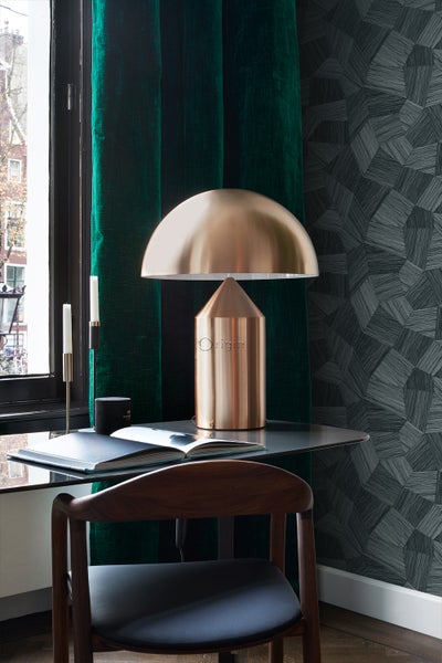 Interieuransicht mit Schreibtischlampe, Vorhängen und Stuhl