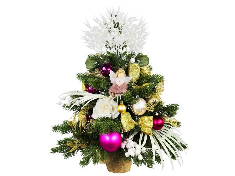 Künstlicher Weihnachtsbaum im Topf mit festlichem Schmuck aus Kugeln, Schleifen, einer Engelsfigur und weißen Blumen