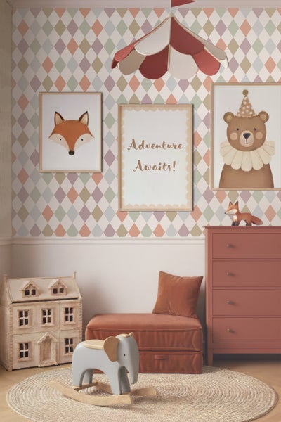 Kinderzimmer mit Rautenmuster-Tapete, Tierbildern, Kommode und Spielzeugen