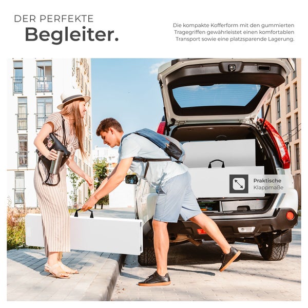 Zwei Personen verstauen einen Klapptisch mit Tragegriffen im Kofferraum eines Autos.