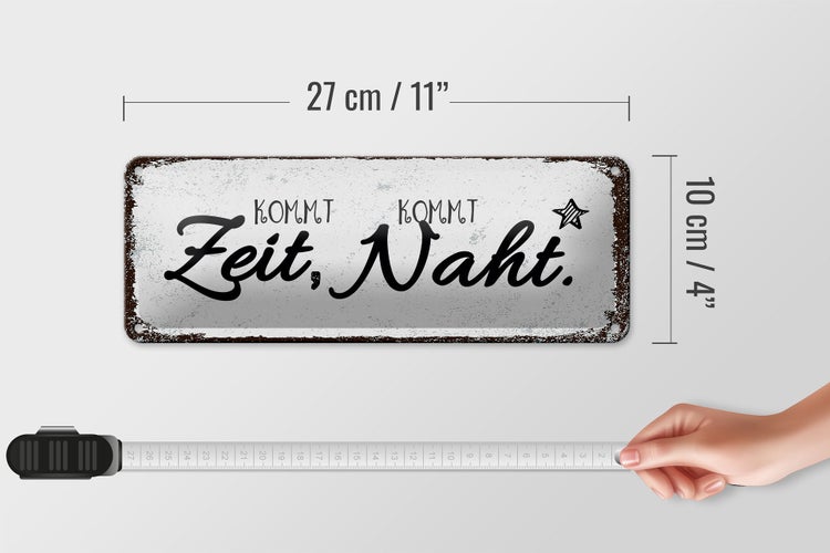 Blechschild Spruch Kommt Zeit, kommt Naht Hobby Dekoration 27x10cm