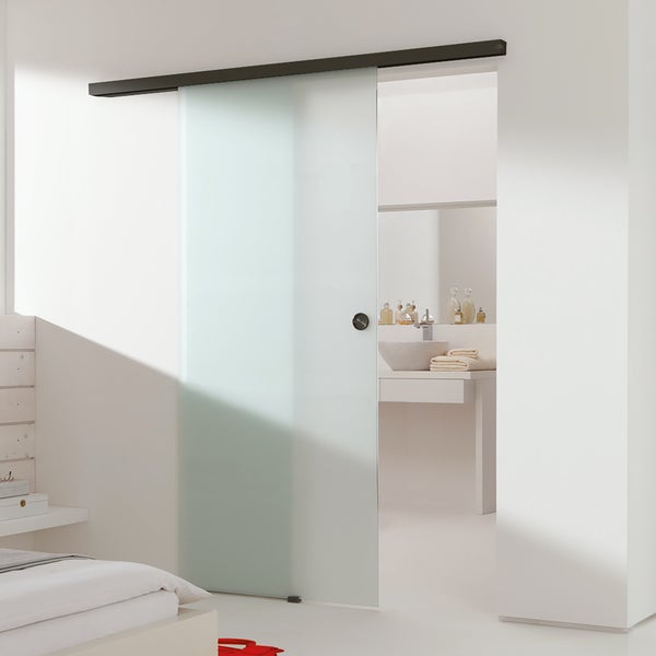 Raumszene mit Glasschiebetür und Badezimmerausstattung