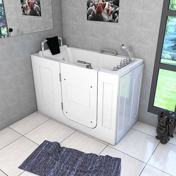 Begehbare Badewanne mit Tür, Armaturen und Handtuchhalter in einem Badezimmer.