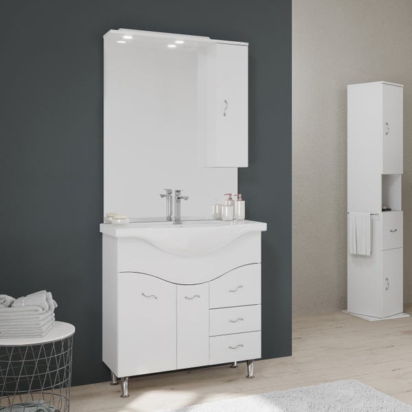 Weißes Badezimmermöbel-Set mit geschwungenem Waschbeckenunterschrank, Keramikwaschbecken, Spiegel mit LED-Beleuchtung und passendem Hochschrank.