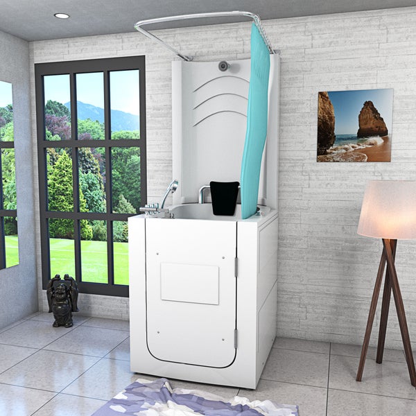 Modernes helles Badezimmer mit weißer Sitzbadewanne mit Tür und Dusche, Handtuchheizkörper, Fenster und Stehlampe.