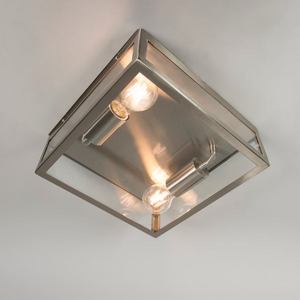 Quadratische Deckenleuchte aus Metall und Glas mit zwei sichtbaren Leuchtmitteln im modernen Industriedesign.
