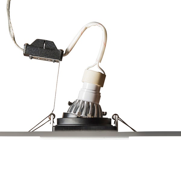 Einbaustrahler mit Leuchtmittel, Montagefedern und Anschlusskabel montiert in einer Platte.