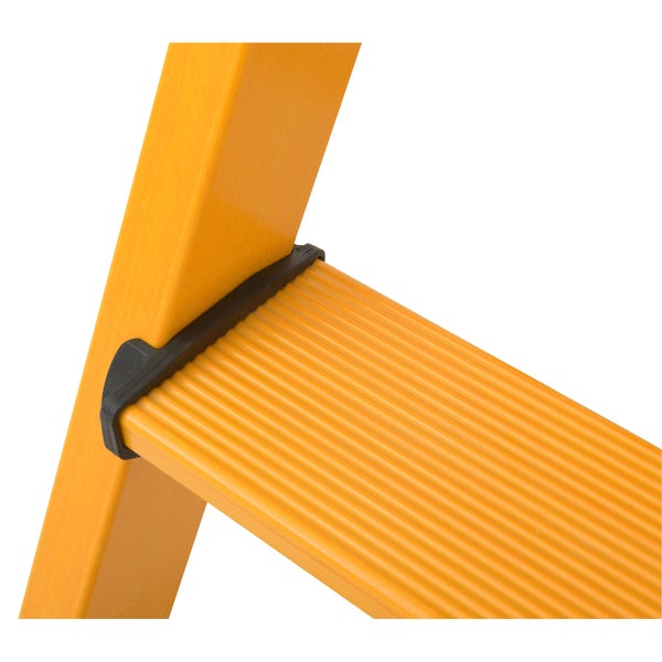 Detailansicht einer Leiterstufe mit gerippter Oberfläche