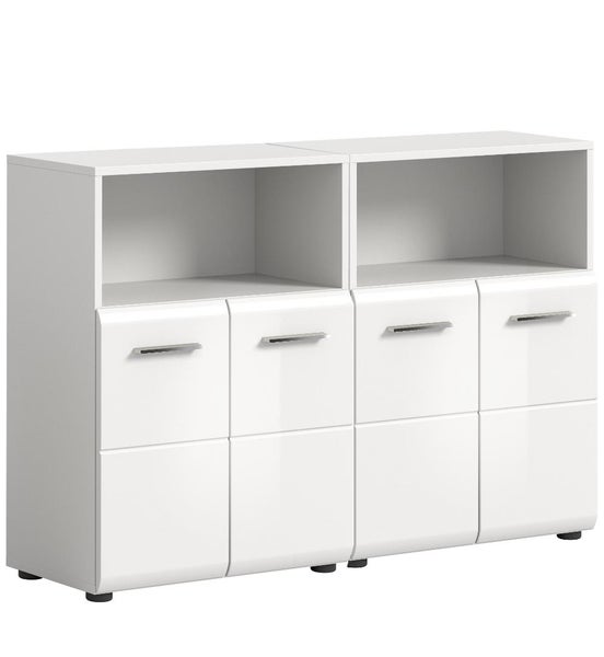 Weißes Sideboard mit vier Türen und zwei offenen Regalfächern, silberne Griffe.