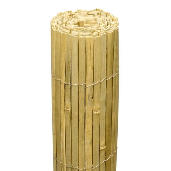 Gerollte Bambusmatte als Sichtschutz für den Garten