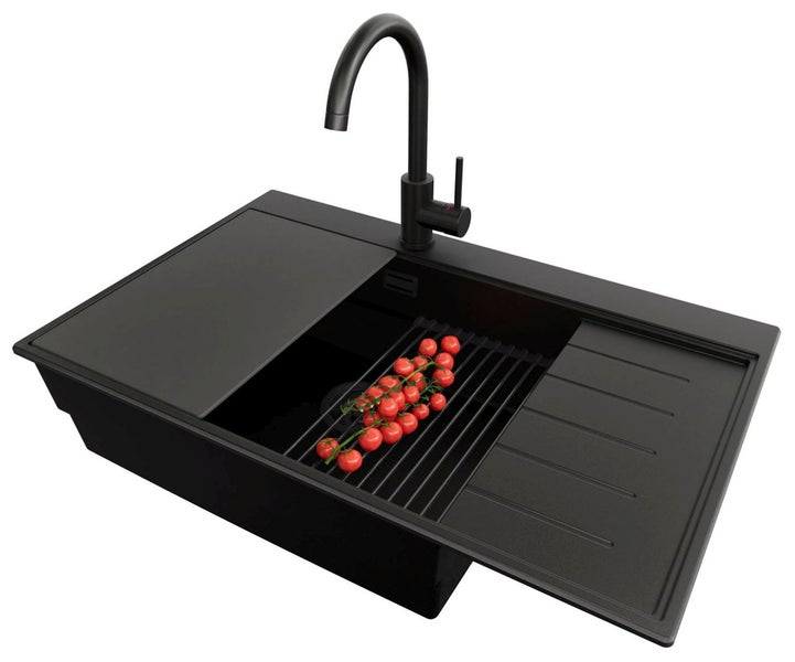 Spüle mit Abtropffläche, Schneidebrett und Armatur