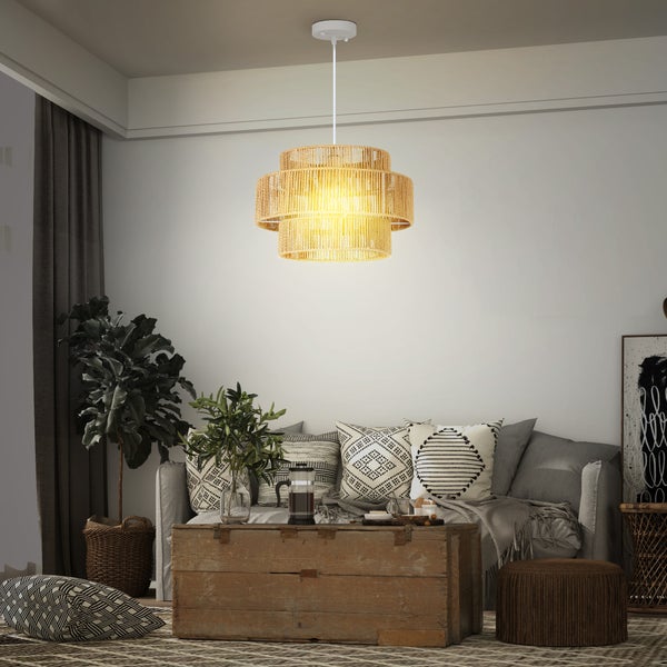 Wohnzimmer mit Couch und einer zweistufigen Pendelleuchte aus Naturfasern
