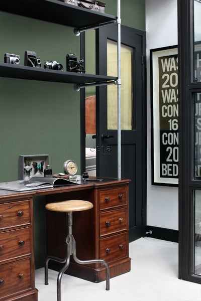 Bürogestaltung mit Schreibtisch, Hocker, Regalen und Dekorationsartikeln