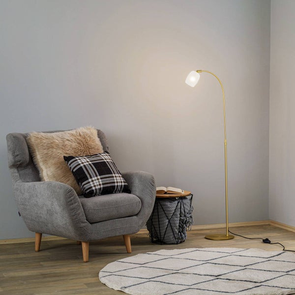 Wohnzimmer-Szene mit Sessel, Stehlampe und Teppich