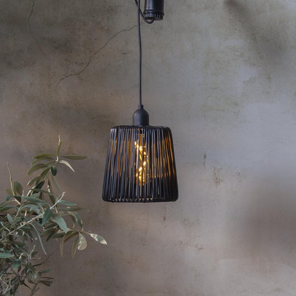 Schwarze Pendelleuchte aus Metall mit einem dekorativen Leuchtmittel