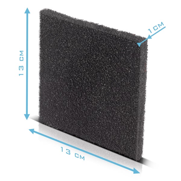Quadratische Filtermatte mit den Maßen 13 Zentimeter mal 13 Zentimeter und einer Dicke von 1 Zentimeter.