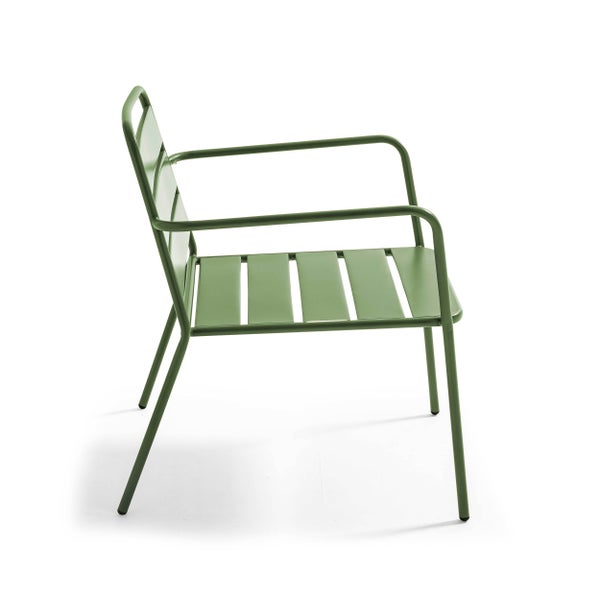 Grüner Gartenstuhl aus Metall mit Armlehnen sowie Sitzfläche und Rückenlehne aus Latten.