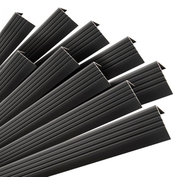 Mehrere Treppenkantenprofile aus geriffeltem Material