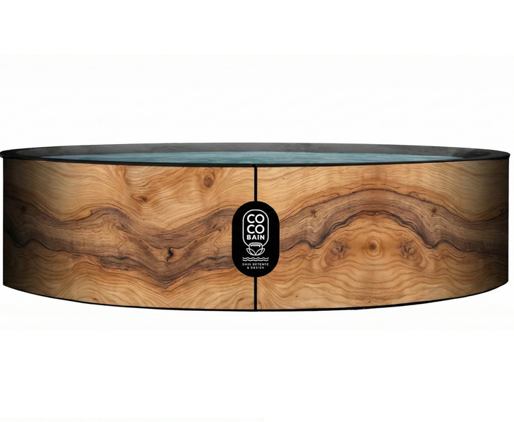 Runder Whirlpool mit Außenverkleidung in Holzoptik und Coco Bain Logo.