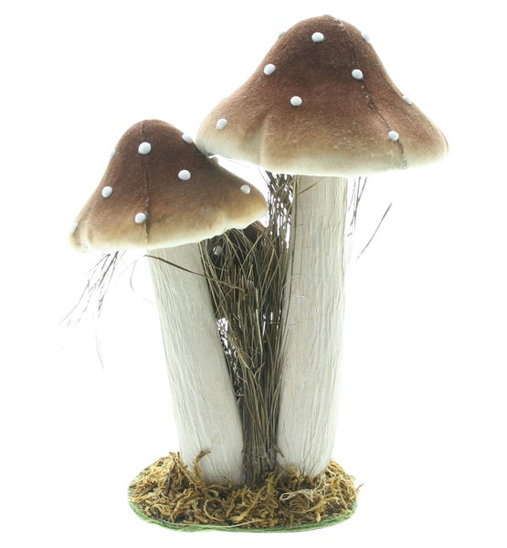 Dekorative Pilze aus Textil und Holz mit Moos auf einem runden Sockel als Herbstdekoration.